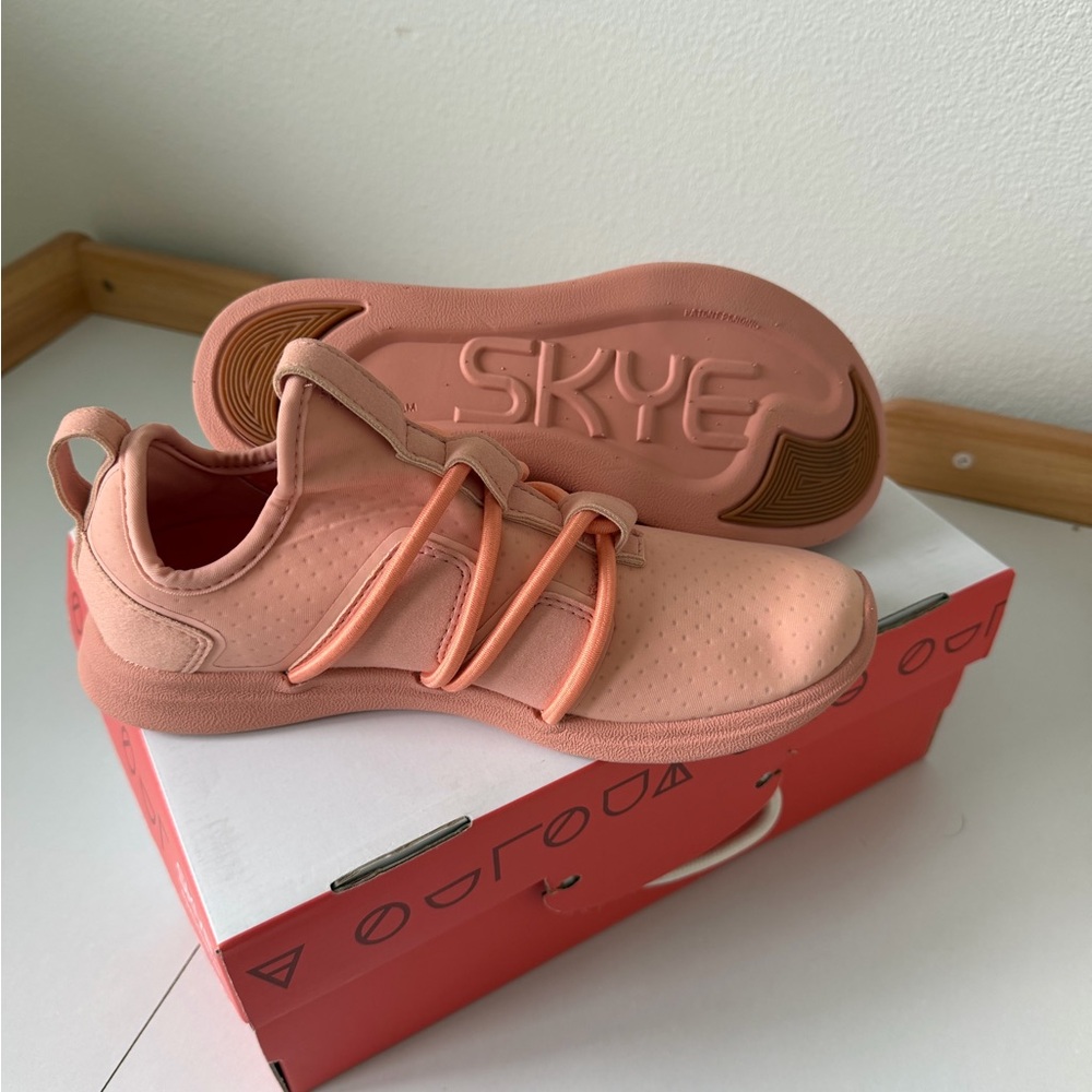 NWT Skye Women’s Sakura Pink Rbutus Shoes